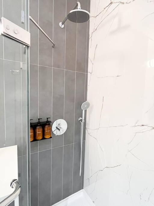 New Beautiful Modern One Bedroom Apt In Brooklyn At Rem-Casa New York Bagian luar foto